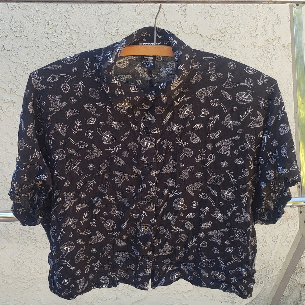 Hot Topic cropped blouse
